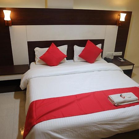 Hotel Alpha Vadodara Bagian luar foto