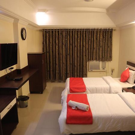 Hotel Alpha Vadodara Bagian luar foto