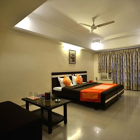 Hotel Alpha Vadodara Bagian luar foto