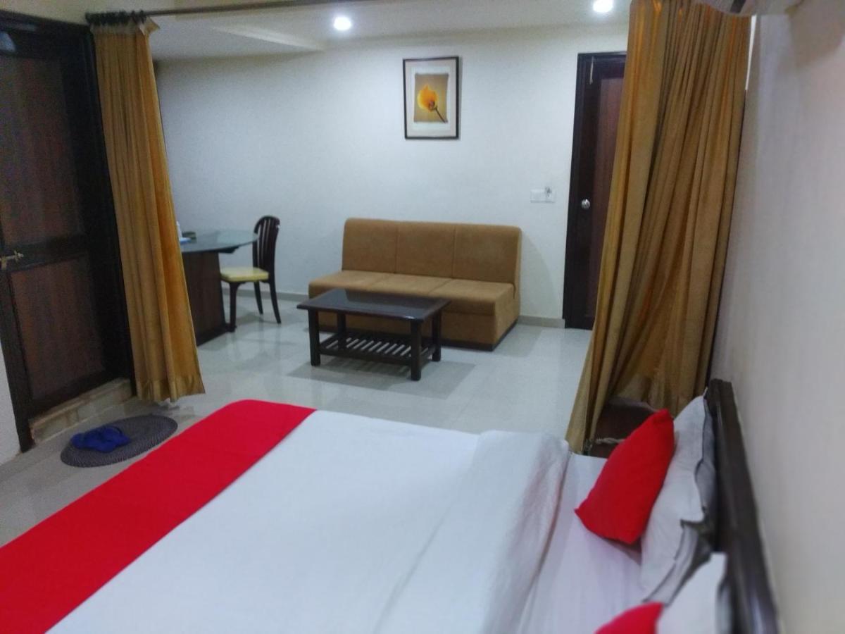 Hotel Alpha Vadodara Bagian luar foto