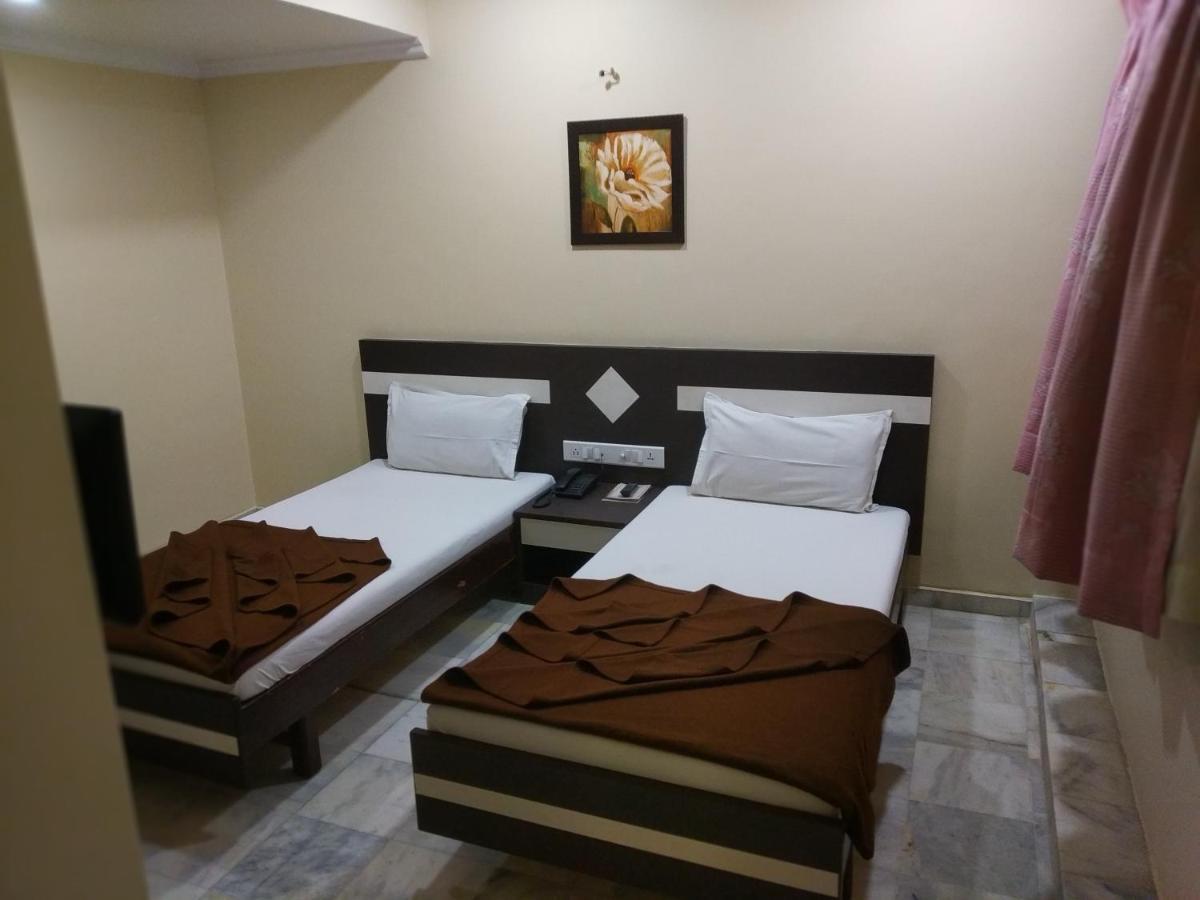 Hotel Alpha Vadodara Bagian luar foto