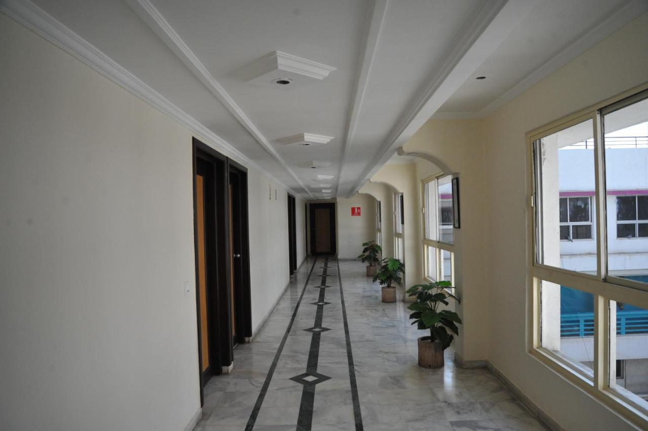 Hotel Alpha Vadodara Bagian luar foto