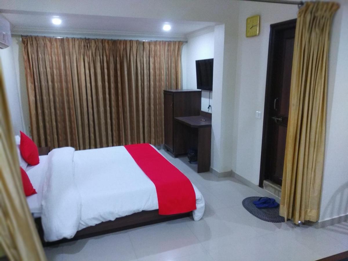 Hotel Alpha Vadodara Bagian luar foto