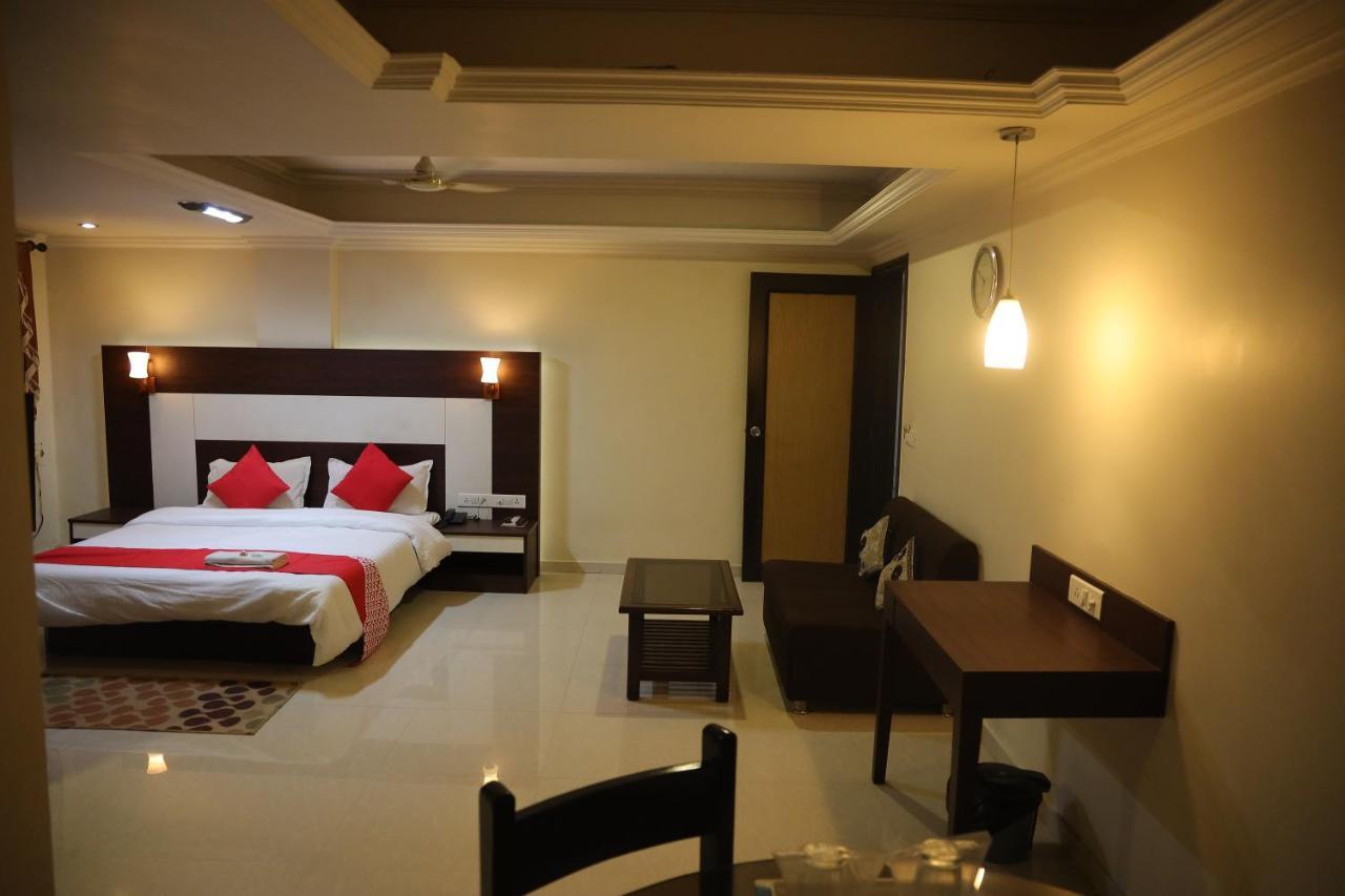 Hotel Alpha Vadodara Bagian luar foto