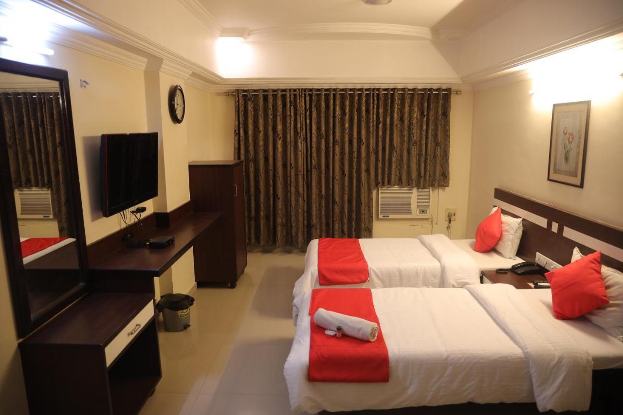 Hotel Alpha Vadodara Bagian luar foto