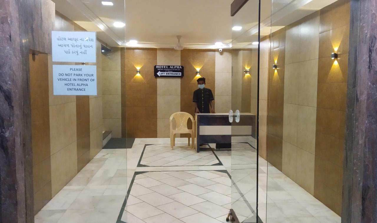 Hotel Alpha Vadodara Bagian luar foto