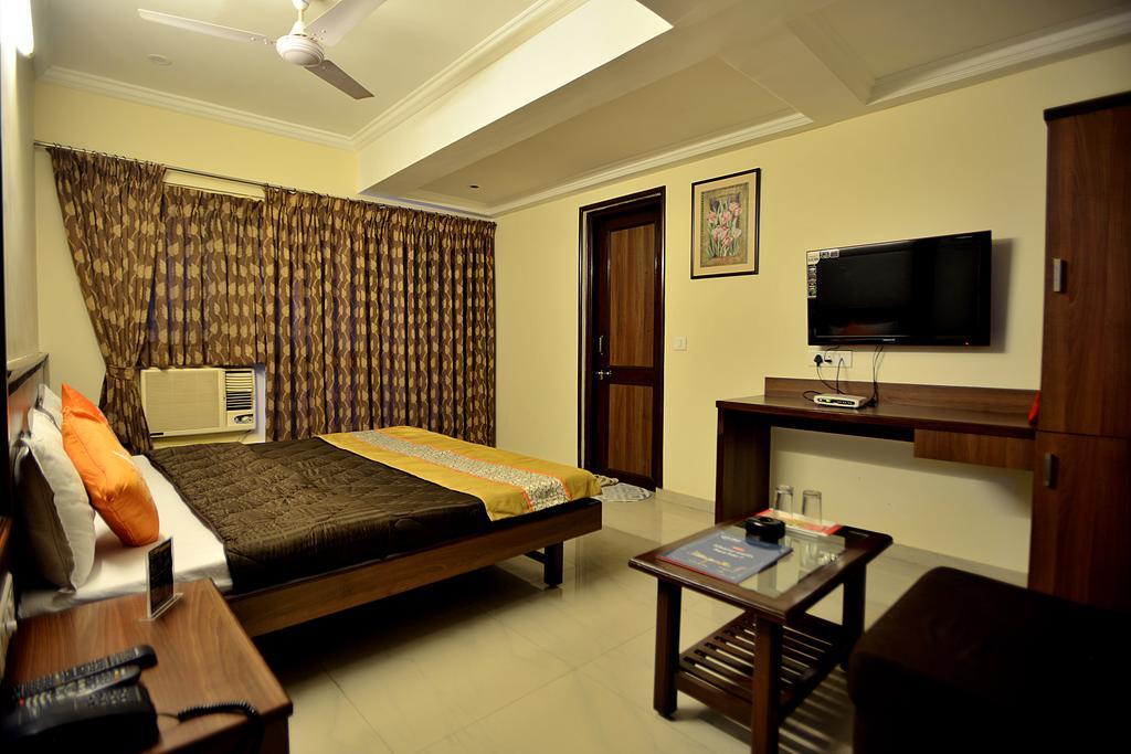 Hotel Alpha Vadodara Bagian luar foto