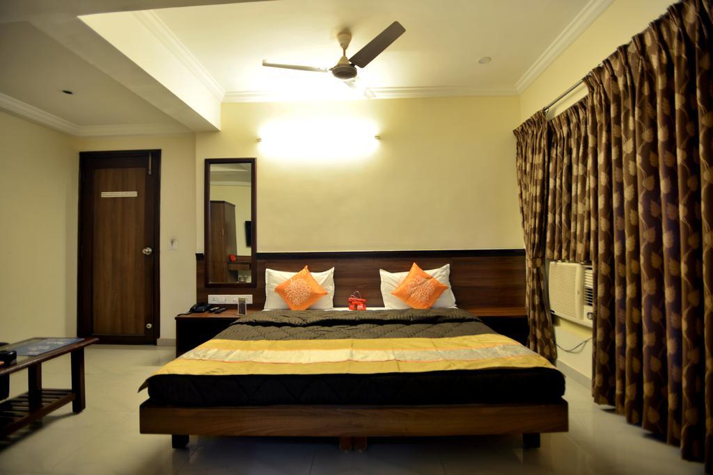 Hotel Alpha Vadodara Bagian luar foto