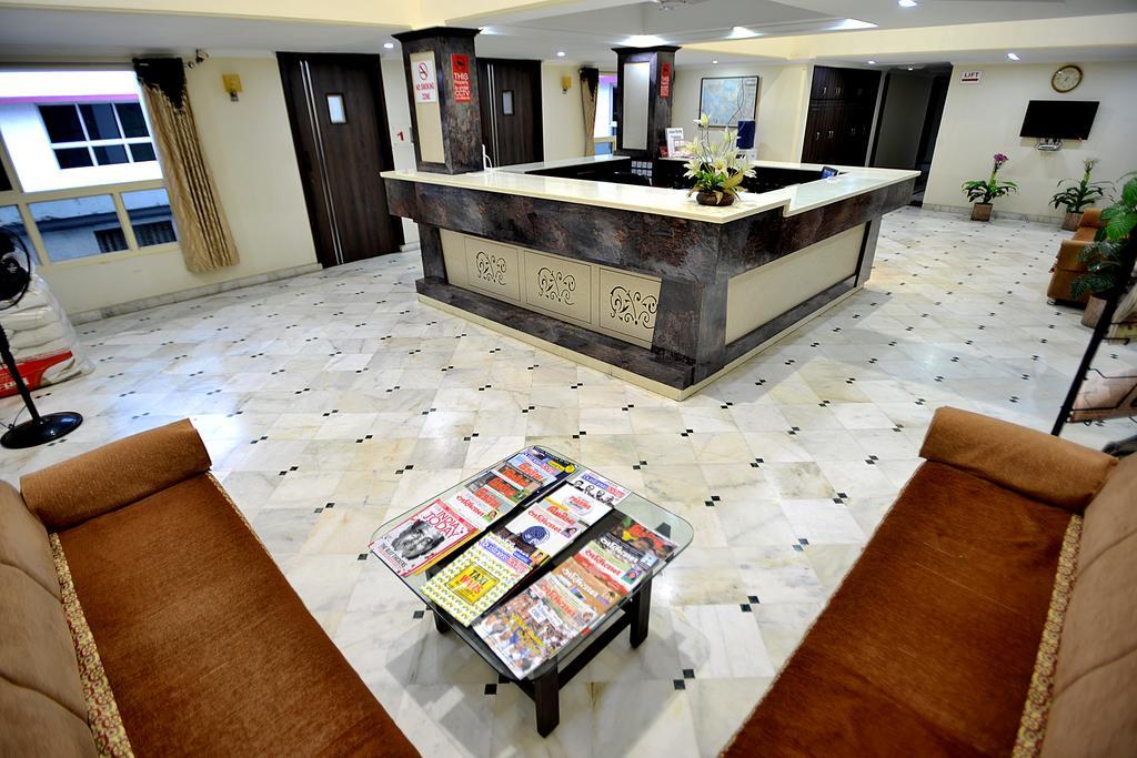 Hotel Alpha Vadodara Bagian luar foto