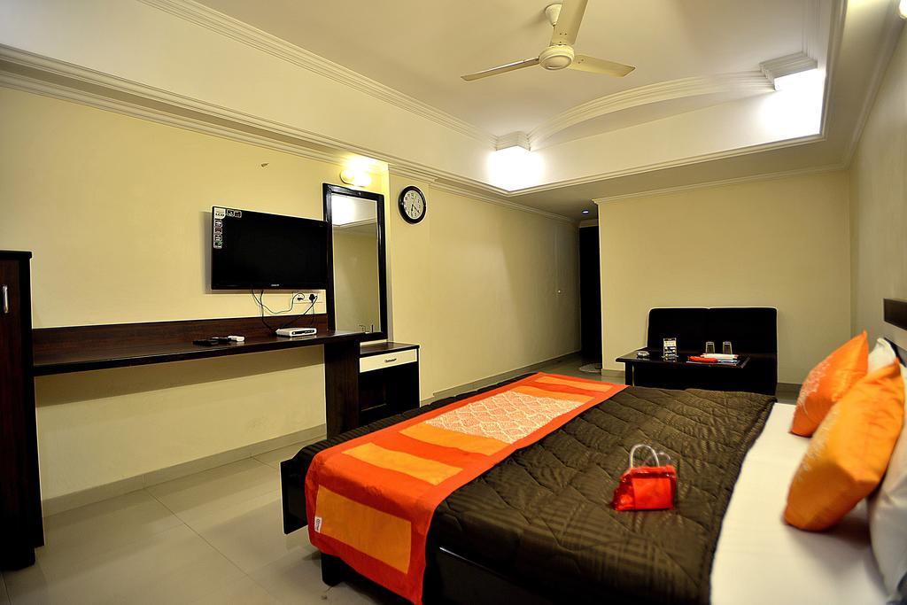 Hotel Alpha Vadodara Bagian luar foto