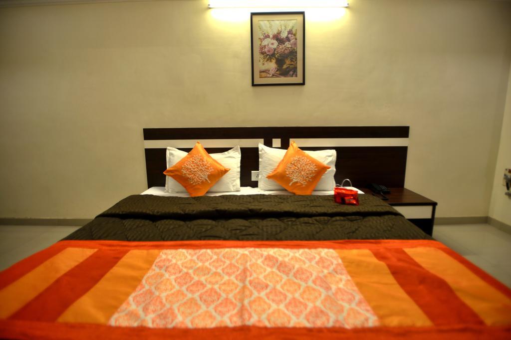 Hotel Alpha Vadodara Bagian luar foto