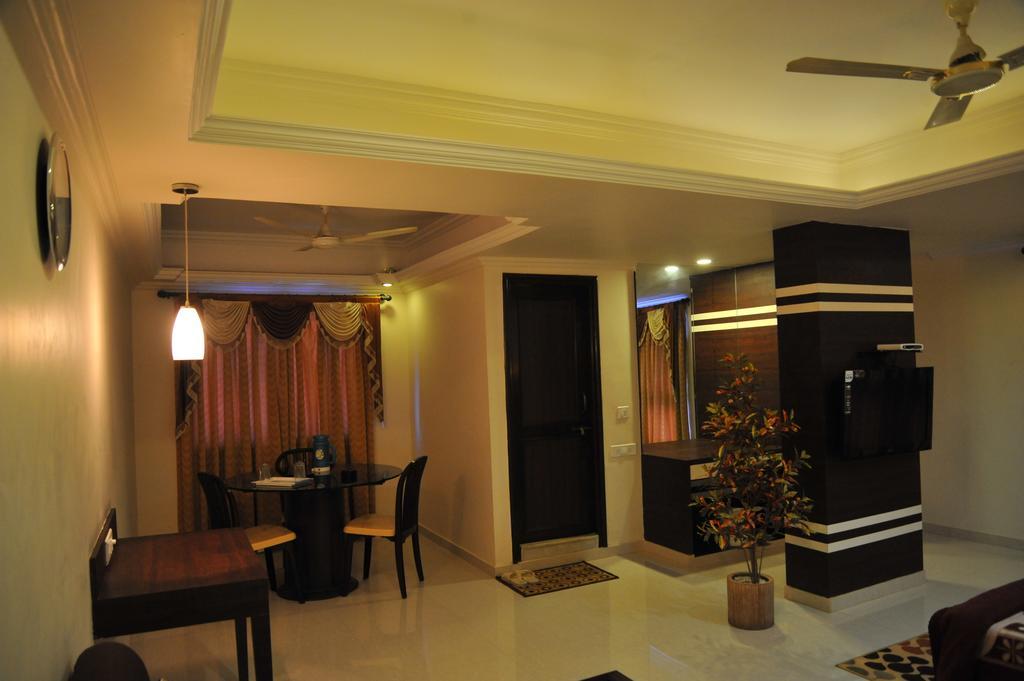 Hotel Alpha Vadodara Ruang foto