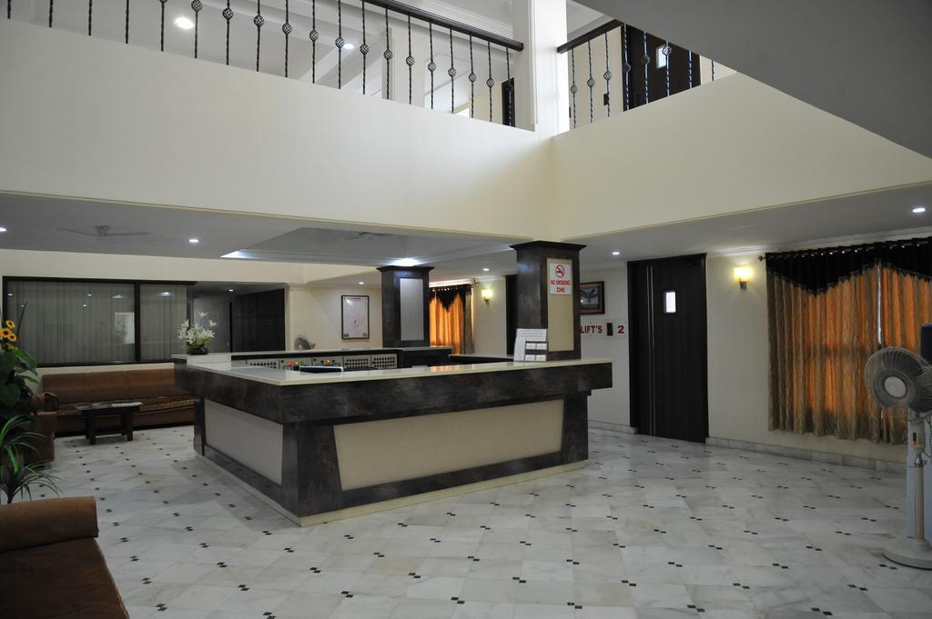 Hotel Alpha Vadodara Bagian luar foto