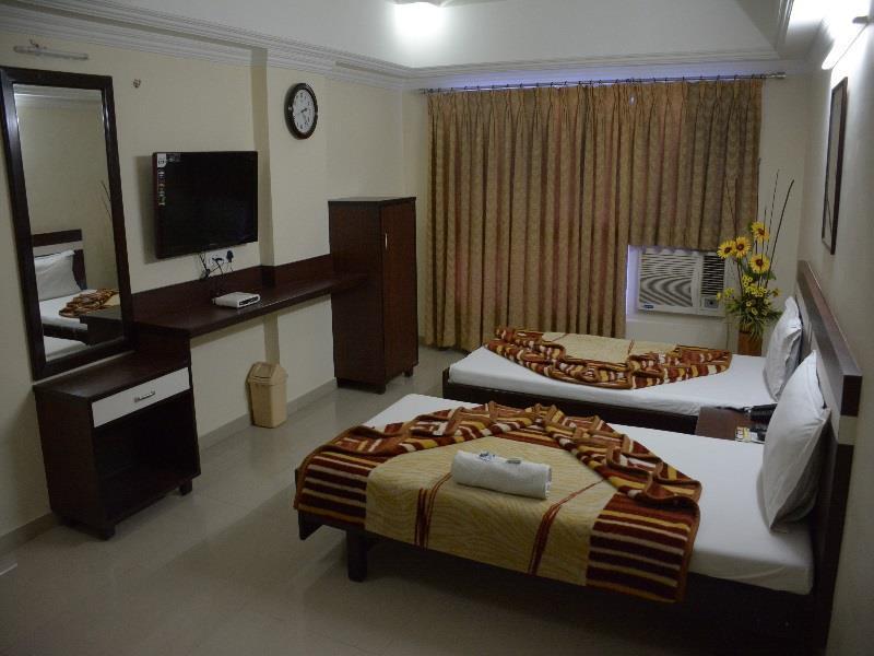 Hotel Alpha Vadodara Bagian luar foto