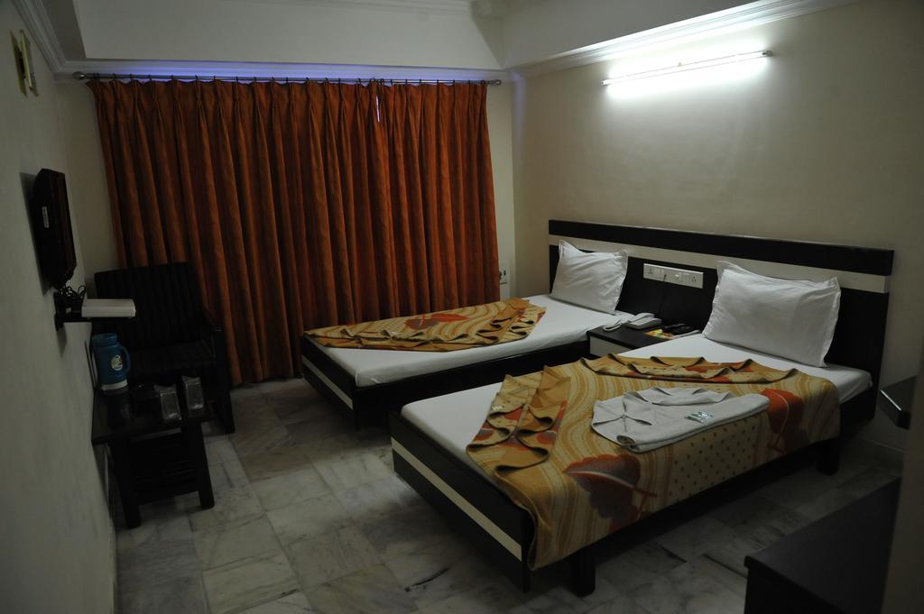 Hotel Alpha Vadodara Bagian luar foto