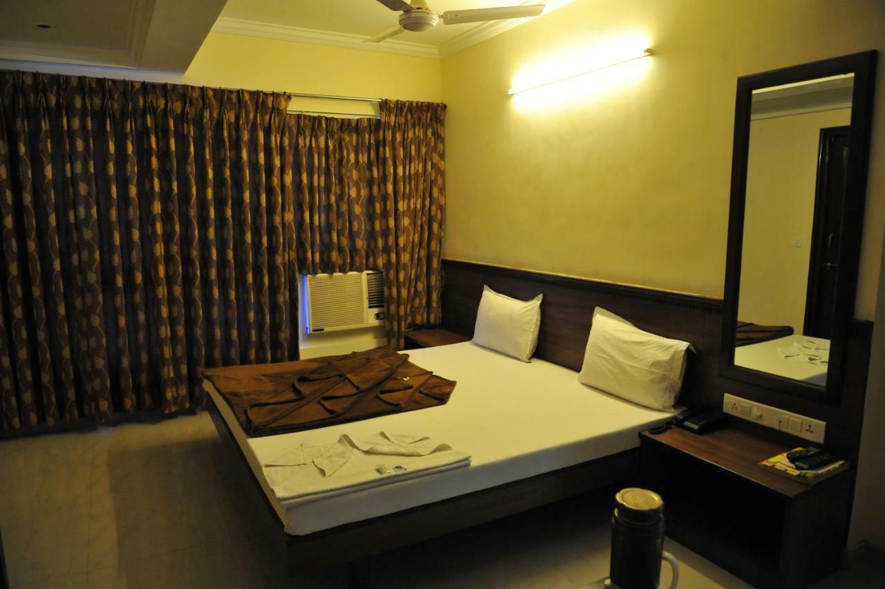 Hotel Alpha Vadodara Bagian luar foto